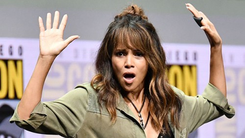 Halle Berry Falls To The Ground After hugging Glass Of Whiskey At ‘Kingsman 2’ Panel — Watch Halle Berry Falls To The Ground After hugging Glass Of Whiskey At ‘Kingsman 2’ Panel — Watch